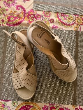 Clarks Cushion Soft Beige Wedge Sandals | Comfort Slides | Size 7M